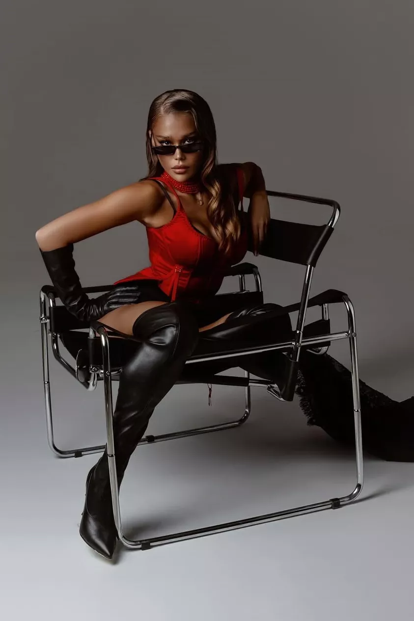 Проститутка Лана грудь 2 цена 20000  за час